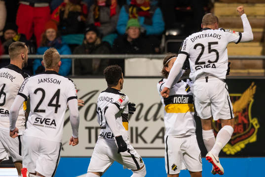 s Panos Dimitriadis jublar med Kristoffer Olsson