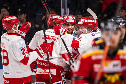 Timrås Vilmos Gallo jublar med lagkamrater