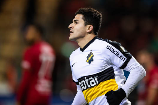 s Tarik Elyounoussi jublar