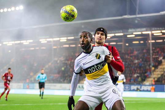 s Henok Goitom och Östersunds Douglas Bergqvist i kamp om
