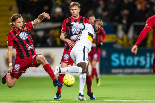 s Henok Goitom i kamp om bollen