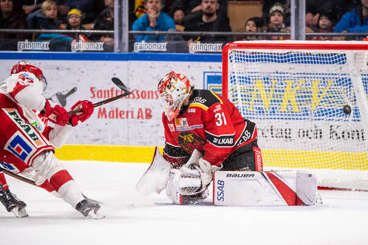 Timrås Anton Wedin gör 2-0 på Luleås målvakt