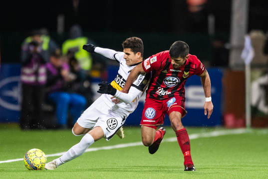 s Tarik Elyounoussi och Östersunds Rewan Amin i kamp om