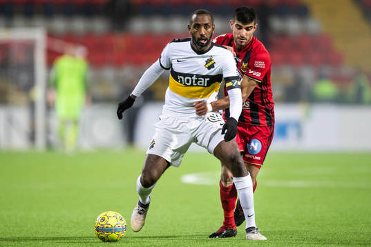 s Henok Goitom och Östersunds Rewan Amin i kamp om bollen