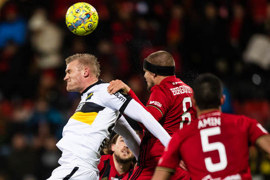 s Robin Jansson och Östersunds Douglas Bergqvist i kamp om