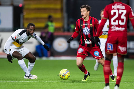 s Henok Goitom i kamp om bollen