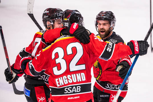 Luleås Oscar Engsund jublar med lagkamrater
