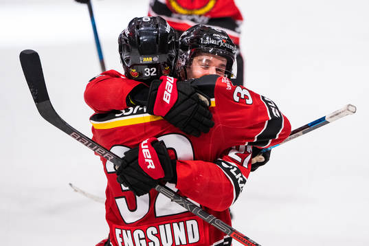 Luleås Oscar Engsund jublar med lagkamrater