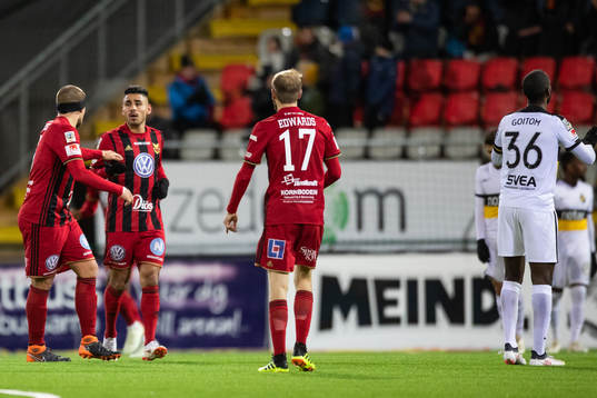 s Henok Goitom deppar medan Östersunds spelare jublar