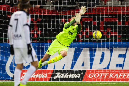s målvakt Oscar Linnér räddar ett skott