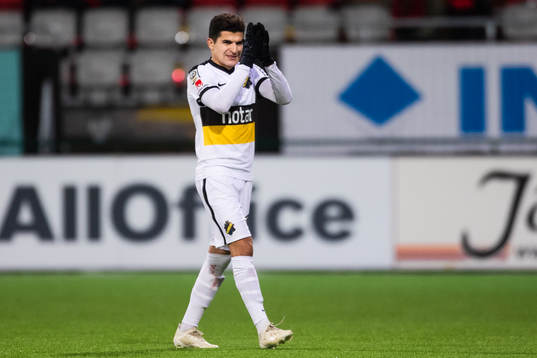 s Tarik Elyounoussi lämnar plan
