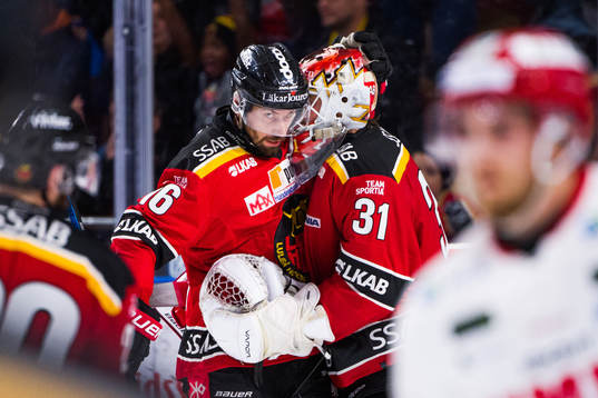 Luleås Niklas Olausson och målvakt Niklas Rubin jublar