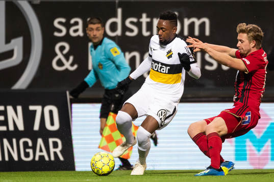s Heradi Rashidi och Östersunds Ludvig Fritzson i kamp om