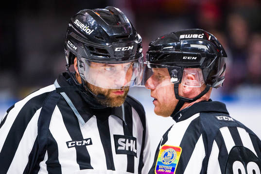 Linjedomare Emil Yletyinen och Domare Mikael Holm