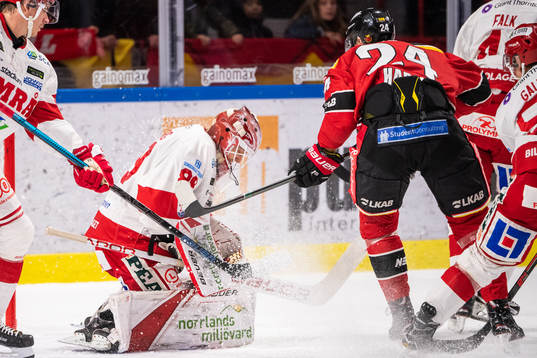 Timrås målvakt Niklas Svedberg och Luleås Johan Harju i