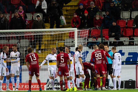 s målvakt Oscar Linnér får en smäll