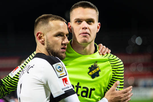 s Alexander Milosevic  och målvakt Oscar Linnér jublar