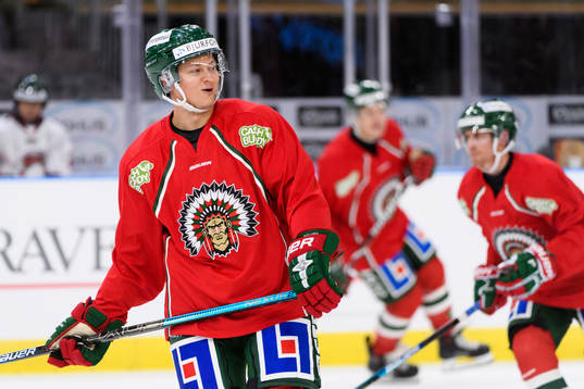Frölundas Rhett Rakhshani värmer upp innan
