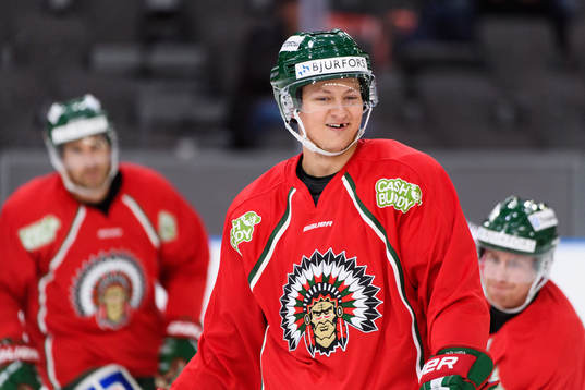 Frölundas Rhett Rakhshani värmer upp innan