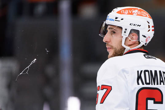 Malmö Redhawks Konstantin Komarek värmer upp innan