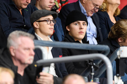Frölundas Joel Mustonen och Max Lindroth på läktaren