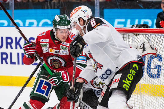 Frölundas Samuel Fagemo och Malmö Redhawks målvakt Oscar