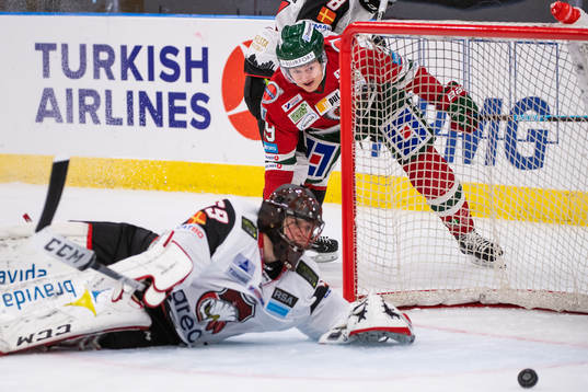 Frölundas Simon Hjalmarsson ser pucken gå förbi mållet