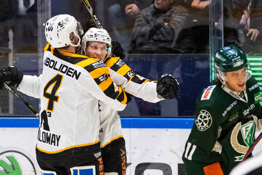 Skellefteås Bud Holloway och Mathis Olimb jublar