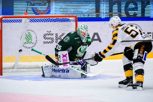 Skellefteås Emil Djuse gör 2-3 bakom Färjestads målvakt