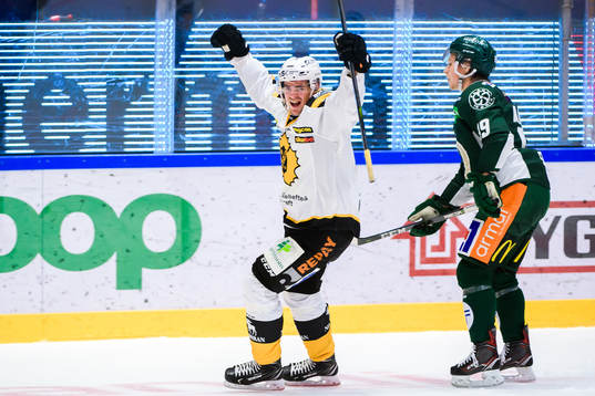 Skellefteås Emil Djuse jublar