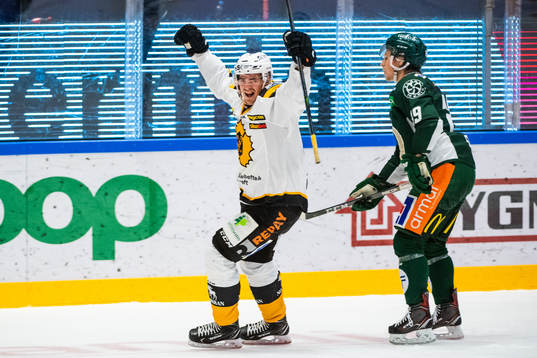 Skellefteås Emil Djuse jublar