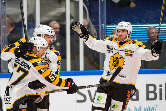 Skellefteås Emil Djuse och Edwin Hedberg jublar