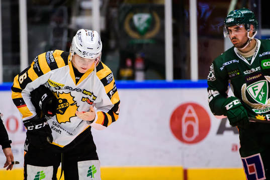 Skellefteås Linus Lindström blöder från läppen