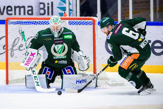 Färjestads målvakt Adam Werner och Mikael Wikstrand