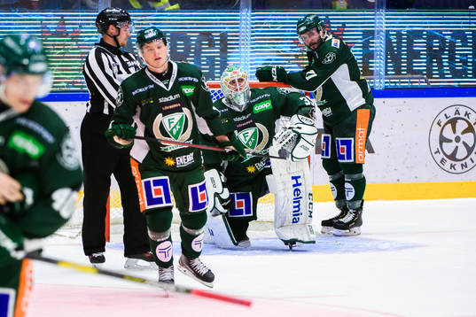 Färjestads målvakt Adam Werner och Jesse Virtanen deppar