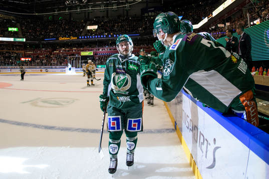 Färjestads Jesse Virtanen jublar