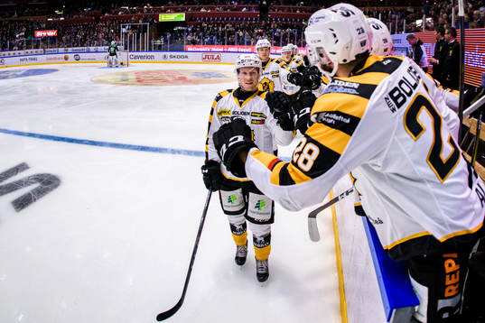 Skellefteås Mathis Olimb jublar med lagkamrater