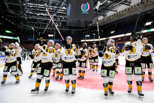 Skellefteås spelare jublar och tackar sina supportrar