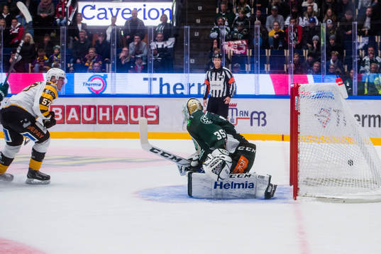 Skellefteås Emil Djuse skjuter 2-3 till Skellefteå i