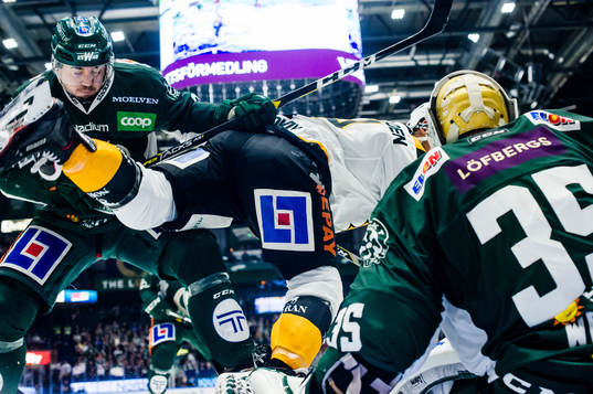 Färjestads Jens Westin i en kamp med Skellefteås Bud