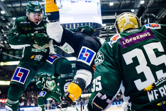 Färjestads Jens Westin i en kamp med Skellefteås Bud