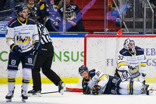 s Mattias Tedenby och målvakt Jonas Gunnarsson krockar vid