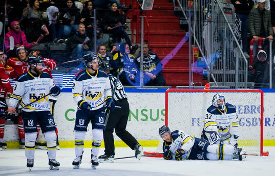 s Mattias Tedenby och målvakt Jonas Gunnarsson deppar vid