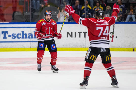 Örebros Shane Harper jublar med Nick Ebert