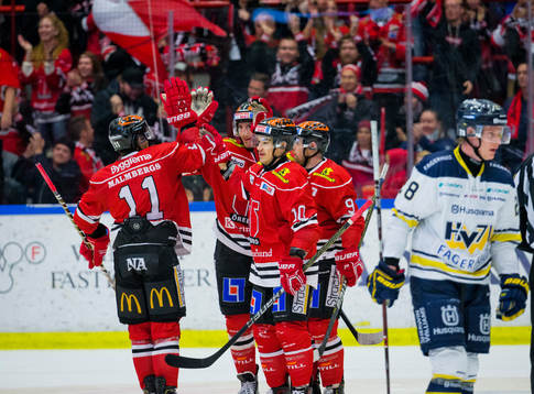 Örebros Tylor Spink gör 5-1 och jublar med Aaron Palushaj