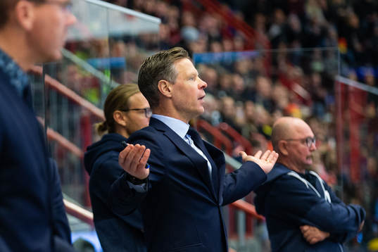 s HV71:s assisterande tränare Nicklas Rahm reagerar