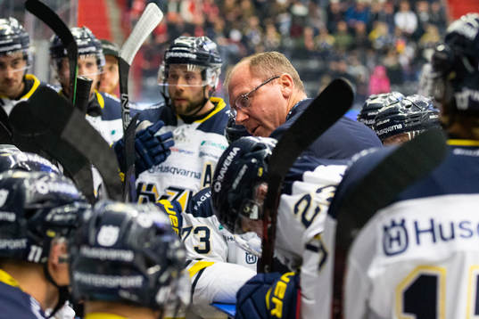 s tränare Johan Lindbom vid en time-out