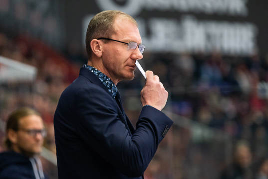 s tränare Johan Lindbom deppar