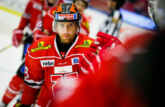 Örebros Tylor Spink jublar 5-1