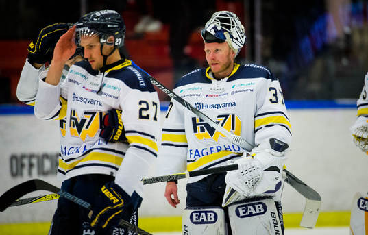 s David Gustafsson och målvakt Jonas Gunnarsson deppar